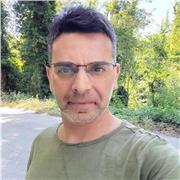 Docente di Filosofia e Scienze umane laureato in Scienze pedagogiche e in Linguistica moderna